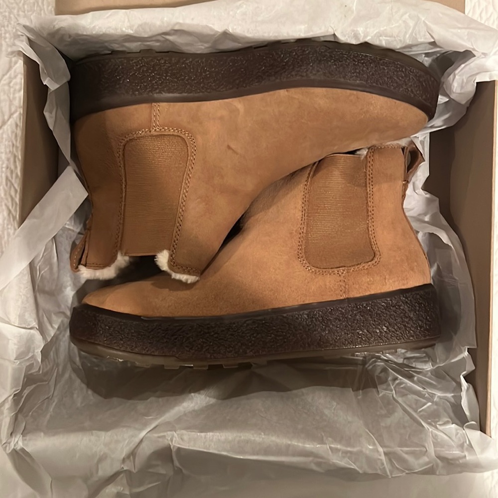 Brand New, Never Worn. Madewell Toasty Chelsea Boot Size 9 Medium.